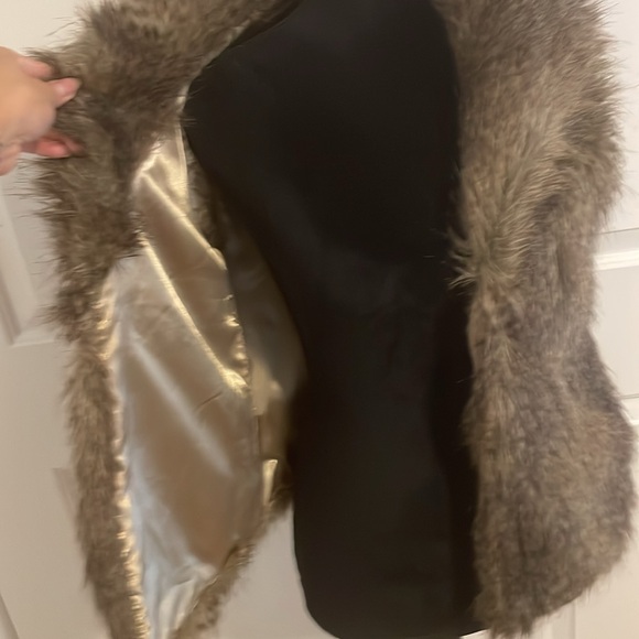 Faux fur vest w/pockets (belt not included) - Picture 7 of 11